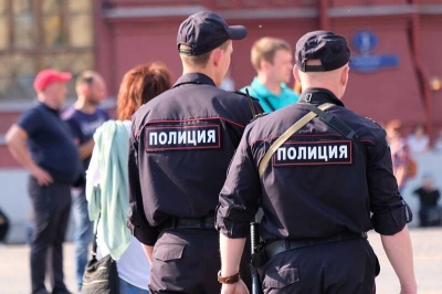 Сотрудники полиции, осуществлявшие патрулирование торгового центра в Москве